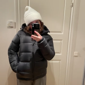 Vinterjacka, oanvänd - Oanvänd vinterjacka från J.Lindeberg, köpt i butik för 1000kr men ej kommit till användning. Lappen finns kvar, och den ser ut precis som när jag köpte den. Storlek M, det finns utrymme för tjock tröja under  