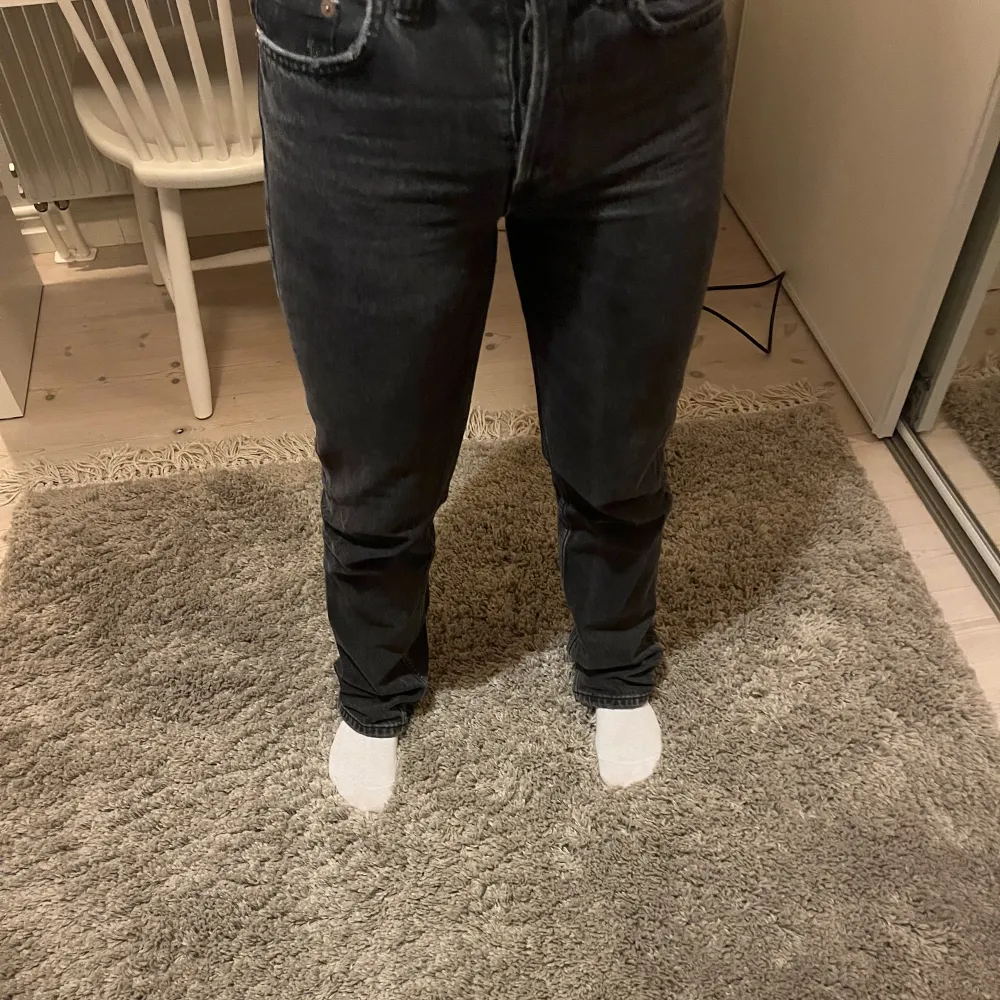 Säljer mina mid rise Zara jeans i storlek 32❤️‍🔥 Säljer pga att dom inte passar mig längre och dom har inga slitningar. Jeans & Byxor.