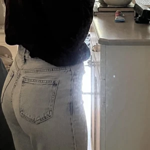 Jeans - Jeans från Lindex stl 146, blivit kort på mig som är 1,60m. Hör av dig vid intresse eller funderingar. Köparen står för frakten. Bra skick.