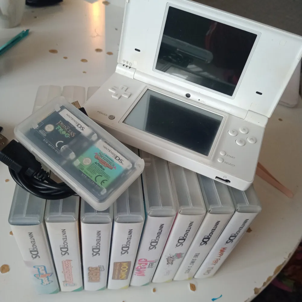 Nintendo DS - Vit spelkonsol, 8 GB+ 2 GB microSD medföljer, laddkabel 10 spel t.ex Sims,lär dig rita,Safari mm. Accessoarer.