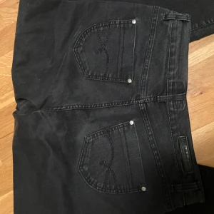 Svarta mum jeans - Vet inte vart det är köpta då de inte är mina, skulle tippa på att dem är i storlek L eller XL