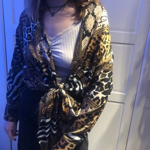 Kofta  - En kofta med långa band som man knyter där fram, har aldrig använt