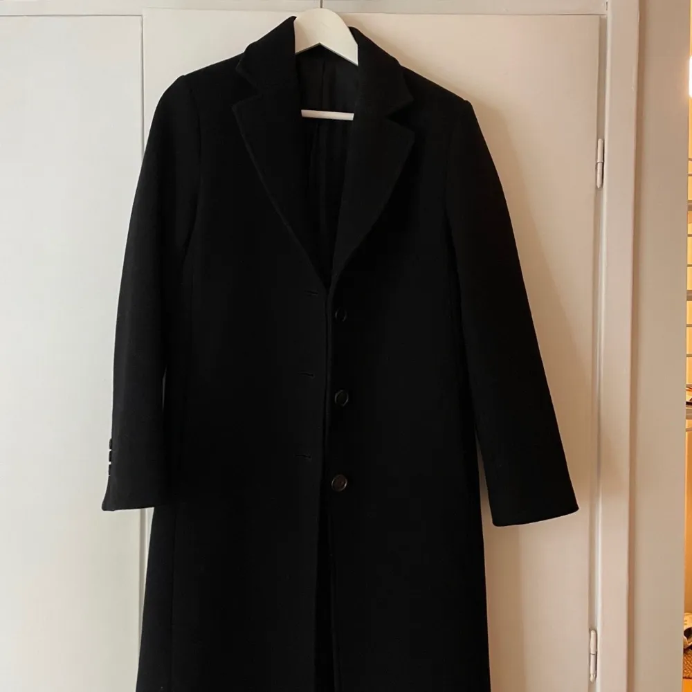 Barnsbury coat Filippa K  Skick: endast använd ett fåtal gånger. Fint skick inget att anmärka på. Storlek: 32 passar 34 Färg: svart  Material: 75% ull & 25% polyamide nypris 4400kr. Jackor.