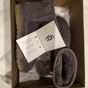 Uggs  - Mörk gråa uggs, använda cirka 2 gånger så helt utan defekter. 
