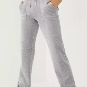 Juicy couture  - Säljer väldigt fina juicy byxor i färgen grå, använd i någon månad bara och dem ser ut som nya. Dem är i storlek Xxs men passar Xs också och en liten S. Finns att hämta i Hbg eller så fraktas dem, går inte ner i priset. Vid intresse kontakta mig privat🥰