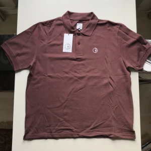 Polar skate co. piké - M - Vinröd piké från Polar. Helt ny med tag. 10/10  Nypris: 849kr 