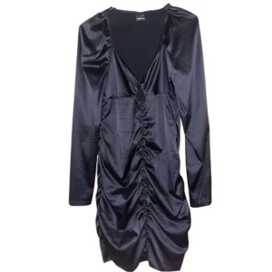 Tajt klänning - Svart klänning från Ginatricot, använd 1 gång. Går lite över knäna på mig och jag ä 1,69. Storlek XL men skulle passa en L/M utan problem 