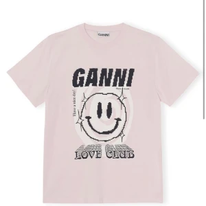 Ganni t-shirt  - Nästan inte använd jätte skönt material! Köpt på nk 