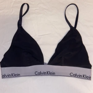 Calvin Klein topp  - En Calvin Klein topp som är i storlek M som har blivit förliten men är i bra skick