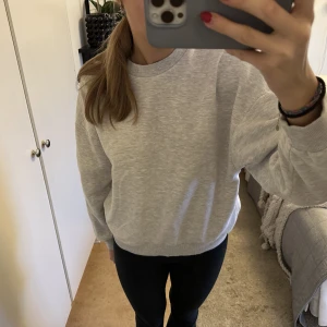 Basis collagetröja - Säljer en sån snygg basis grå collagetröja från HM i storlek M, säljes för 90kr