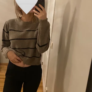 Randig stickad tröja - Supersnygg och stilren stickad tröja i brun/beige färg. Mycket sparsamt använd och i fint skick.