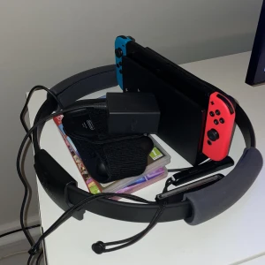Nitendo Switch - Säljer vårt nitendo då vi inte spelar det så ofta längre, har används 2/3 gånger och det är i perfekt skick💕. Man får med två spel, en konsol, ringen samt band till armen för att mäta pulsen osv. Köpt för ungefär 5000kr
