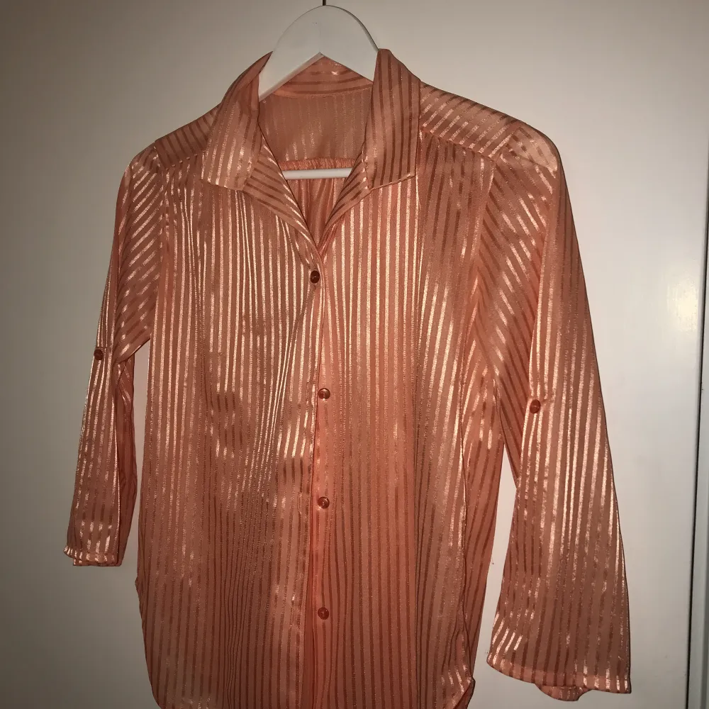 Supervacker orange skimrig skjorta. Storlek står ej men är som en S/M. . Skjortor.