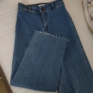 Jeans 👖  - Jag är 170 cm lång, så byxorna ska alltså vara lite kortare. Högmidja, jättebekväma och stretchiga jeans. Om ni undrar över något får ni höra av er ❤️