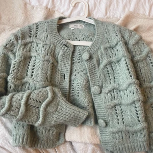 Stickad kofta från Zara - Turkos stickad kofta från zara. Strl L men är kroppad och liten i strl så skulle mer säga att den är S/M