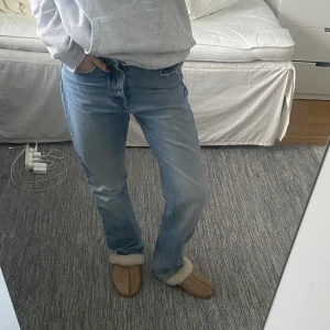 Perfekta raka jeansen - Jag är 172 och perfekt längd för mig!! Långa! Köpte second hand men tror de är från zara ursprungligen men slutsålda där. Skulle gissa på storlek 36, lapparna är nämligen bortklippta. 💙vissa slitningar längst ner osv men det är bara snyggt