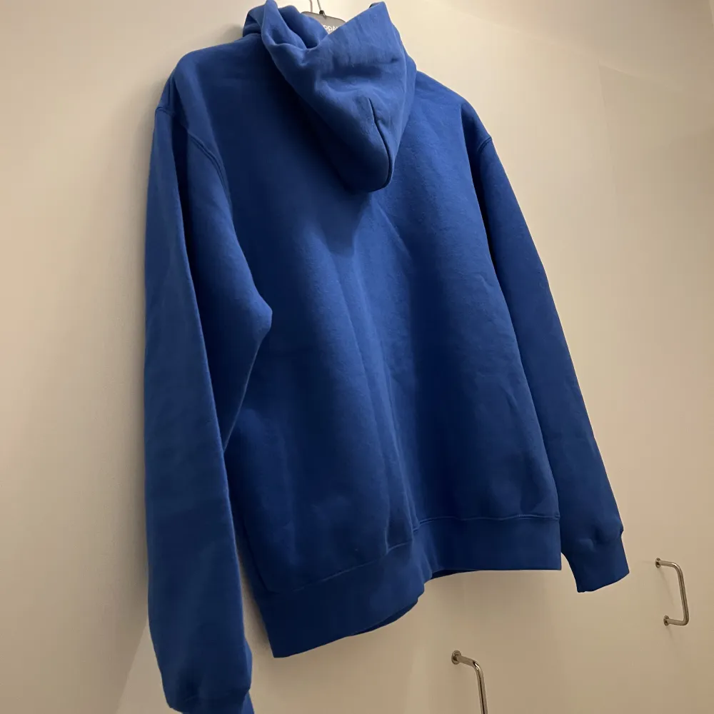 Säljer nu min Von Studio hoodie i strl S i blå LIMITED då den inte passar min stil. Aldrig använt förutom när jag testade hoodien hemma.  Limiterad produkt så det fanns ingen rutit på hemsidan  Kvitto finns Skriv om du har funderingar. Hoodies.