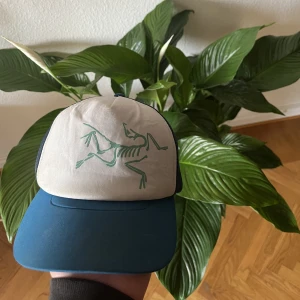 Arc'Teryx keps - Arc'Teryx keps (Sällsynt) - använd men i bra skick! Inköpt från Grailed. Skriv om du har några frågor! 
