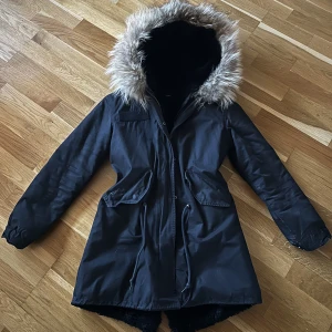 Vinterjacka med pälskuva - En riktigt varm vinterjacka. Avtagbart innerfoder som är i teddymaterial. Avtagbar fyllig pälsluva. OBS äkta päls