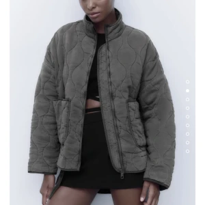 Zara jacka  - Säljer nu denna trendiga jacka från zara som inte går att få tag på längre. Använd 2 gånger och säljer då jag har en annan jacka som jag använder. St M. Skriv för fler frågor🫶🏻