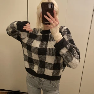 Stickad tröja - Mysig stickad tröja, med jättesnyggt mönster! Sticks absolut inte utan den är oroligt skön och perfekt nu till vintern!🤍