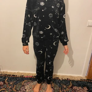 Vinter kläder  - Hej !  Jag säljer mina sköna byxor och tröjan föratt den är för liten för mig 