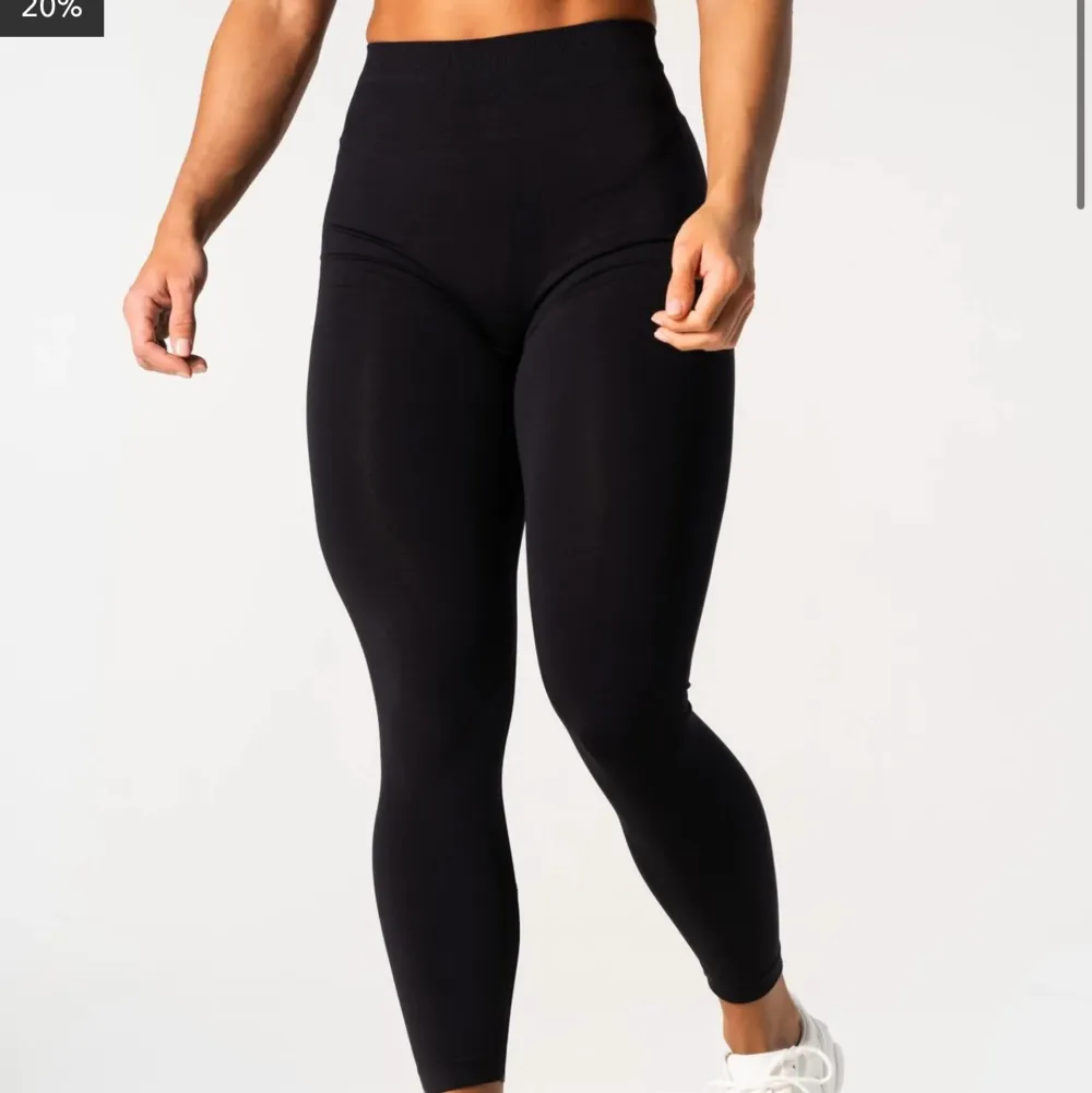 Säljer dessa oanvända relode leggings med sqrunch då dom var lite stora på mig och har tagit bort lappen så kan ej lämna tbx så säljer för att sedan köpa nya i S! Billigare om man köpa båda paren ja säljer! Storlek M (oanvända). Jeans & Byxor.