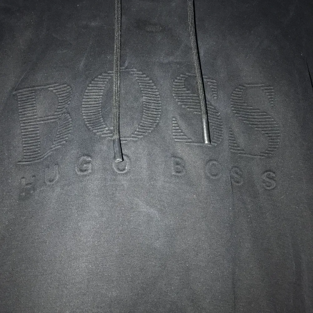 (Äkta) Hugo boss hoodie i storlek S, passar även M. Ribbade ärmar och luva, jättefin hoodie och ännu finare på.. Hoodies.