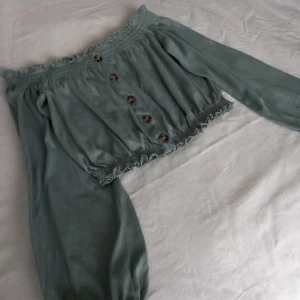 H&m top - Crop top modell med vida ärmar. Strl. S