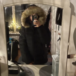 Vinterjacka  - Jättemysig vinterjacka med faux fur endast använd 1 gång så som ny! Den är stl xl men skulle mer säga att den e en L. Sen beror de ju på hur man vill den ska sitta, jag är en storlek M och så ser den ut på mig. Köparen står för frakt!