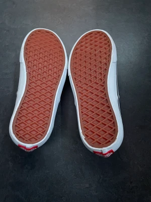 Vans barnskor - Barnskor storlek 34. Använd kanske 1 gång men sluta användas för det var problematiskt att knyta. Original pris 500 