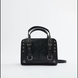 väska - populär zara väska. Går inte att köpa längre. Nypris 299 kr. Knappt använd❤️