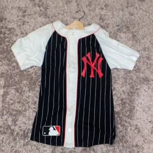 New York Yankes tröja - Helt oanvänd och i bra skick Storlek S (stor i storleken så mer som M)