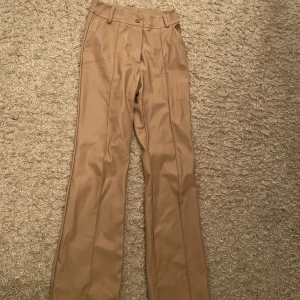 Skinnbyxor madlady - Beiga skinnbyxor från madlady. Använt ett fåtal gånger och därav väldigt bra skick. Ny års va 500kr och säljer de för 200kr.