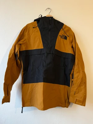 The North face ski jacket  - Skid anorak från nortface i strl small  Svart och mörk orange.  Använd endast 1 skidsäsong så i gott skick. 