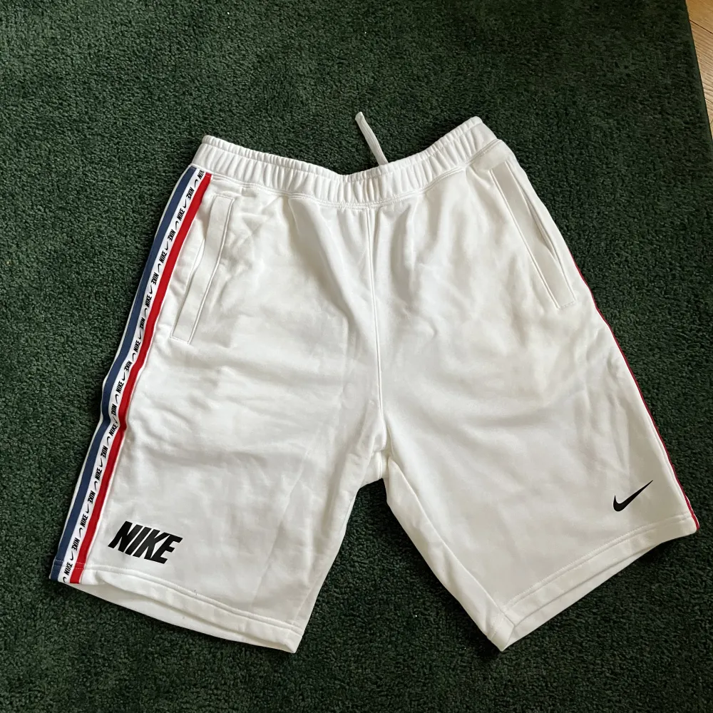 Vita Nike mjukis shorts.  Väldigt fint skick nästan helt nya.  Strl: S . Shorts.