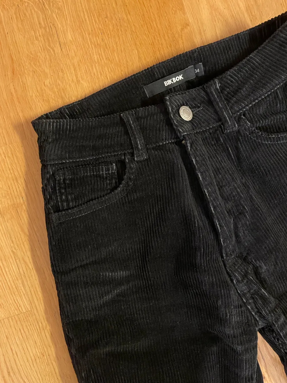 Svarta manchesterbyxor i bra skick. Jeans & Byxor.