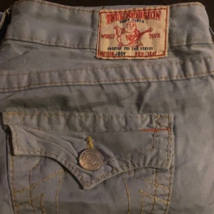 TRUE RELIGION BOOTCUT - Säljer mina skit coola true religion byxor som är bootcut🤘det är oranga stygn på byxorna och det är några defekter längst ned
