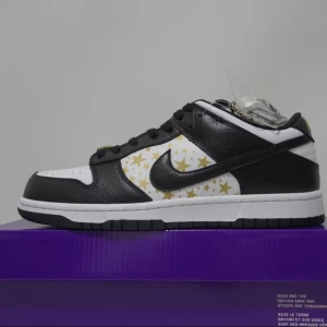 Jordan Supreme dunk low - Ett fint par handplockade av oss på Kicker’s har ni fler frågor skriv gärna, finns i de flesta strl! Alltid 10/10🤩 (oanvända)  OBS! Ett par finns endast budgivning gäller!