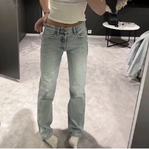 zara jeans  - lågmidjade jeans från zara