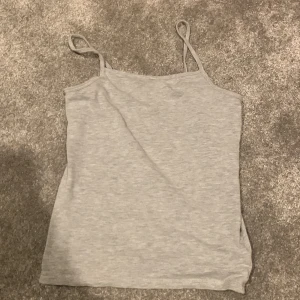 H&m  - Hej!❤️ Jah säljer ett grått linne från H&M. Det är nästan aldrig använt det👍🏻🫶🏻