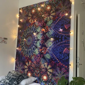Psychedelic Tapestry Wall Hanging Hippie DJ Tapestry - Cool ”flagga” att hänga på väggen i sitt sovrum över sängen eller en soffa. I fint skick. Enkel att sätta upp. För fler bilder eller frågor var god kontakta mig!