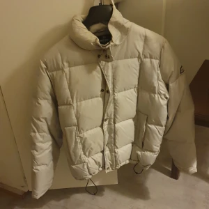 Jacka - Säljer denna varma sköna dun jacka som aldrig blivit använd. Den är lite stor i storlek då den är i S men passar mig som har M oxå