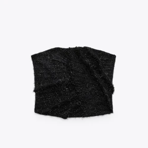 Zara topp - Säljer denna zara topp, limited edition. I nyskick aldrig använd med lapp kvar. Original pris: 560kr säljer för 300kr. Vid snabb och smidig affär kan priset sänkas. Kan mötas upp i Stockholm annars står köparen för frakten😊