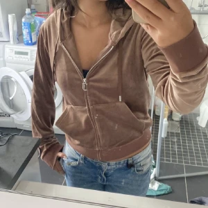 Juicy kofta  - Lägger ut den här juicy koftan om på nytt . Den e nästan helt oanvänd den ligger bara i garderoben. Storlek M säljer för 650 kr💕köparen står för frakt 