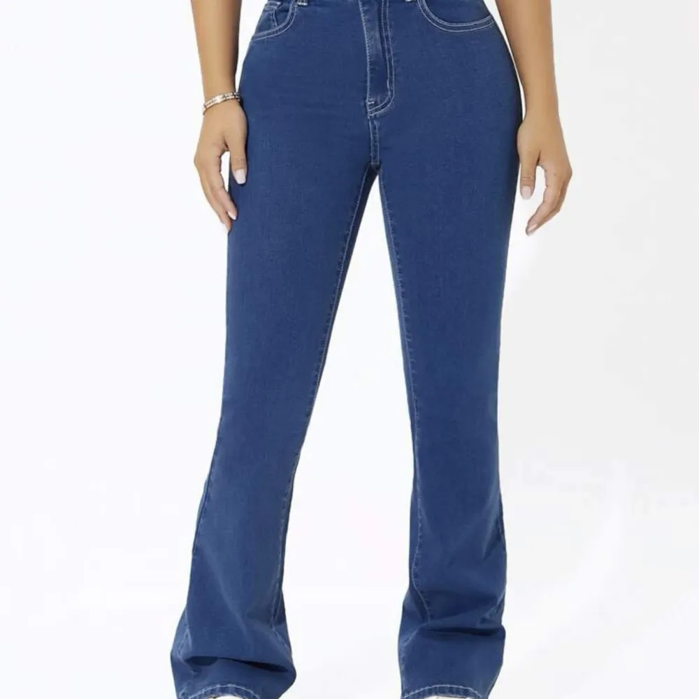 Helt nya jeans byxor för bara 60kr köpte de för 200kr men råkade beställa två likadana :(. Jeans & Byxor.