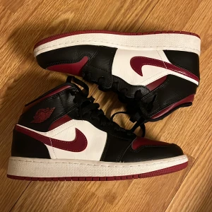 nike air jordans 1 - nike air jordans 1 mid - stl 37,5 - använda 3ggr mkt bra skick - köpta för 1300kr