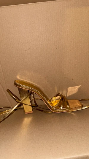 Guldiga klackar - Ett par guldiga klackar köpta någon månad sen bara glömt lämna tillbaka. Sitter fint och är i storlek 40 men passar även 39. Kom gärna med bud!🫶