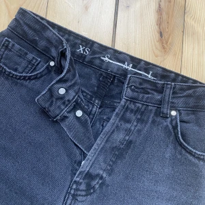 Jeans - Jeans från bikbok. Tryck inte på köp nu