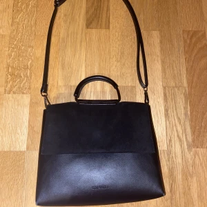 Svart väska - Väska från Don Donna. Justerbara band. Använd fåtal gånger.  